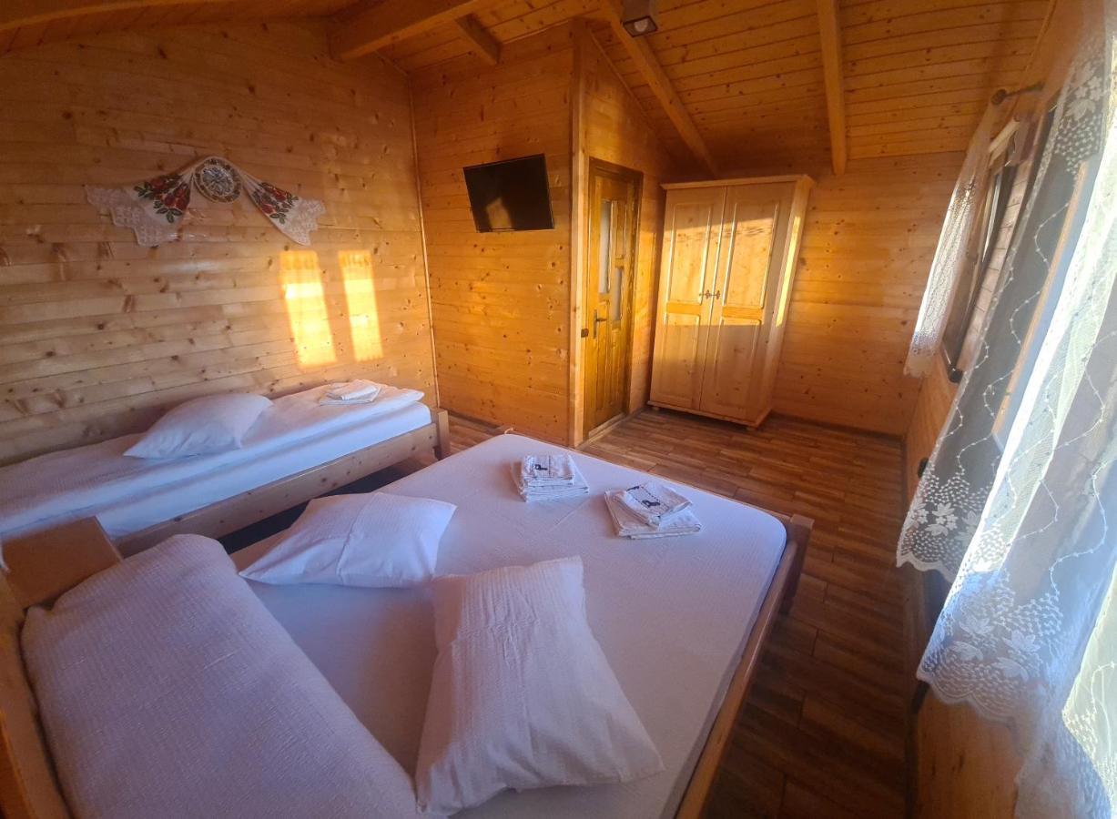 Cabanutele Din Lemn Villa Chiscau Bagian luar foto
